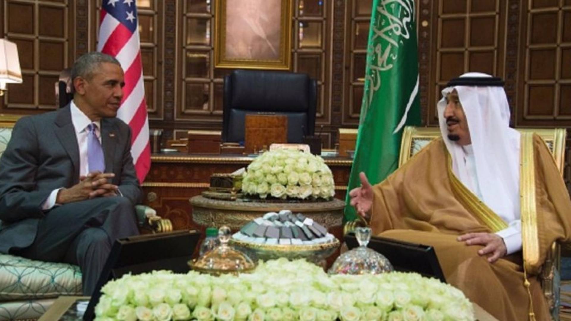 العاهل السعودي الملك سلمان بن عبد العزيز خلال استقباله الرئيس الأميركي باراك أوباما بالرياض - 20 أبريل 2014.