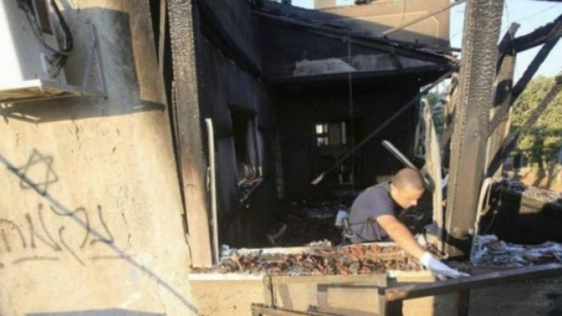  قالت السلطات الإسرائيلية إن الستة حاولوا تكرار حادث حرق متعمد وقع العام الماضي وأسفر عن مقتل ثلاثة فلسطينيين من أسرة واحدة. 