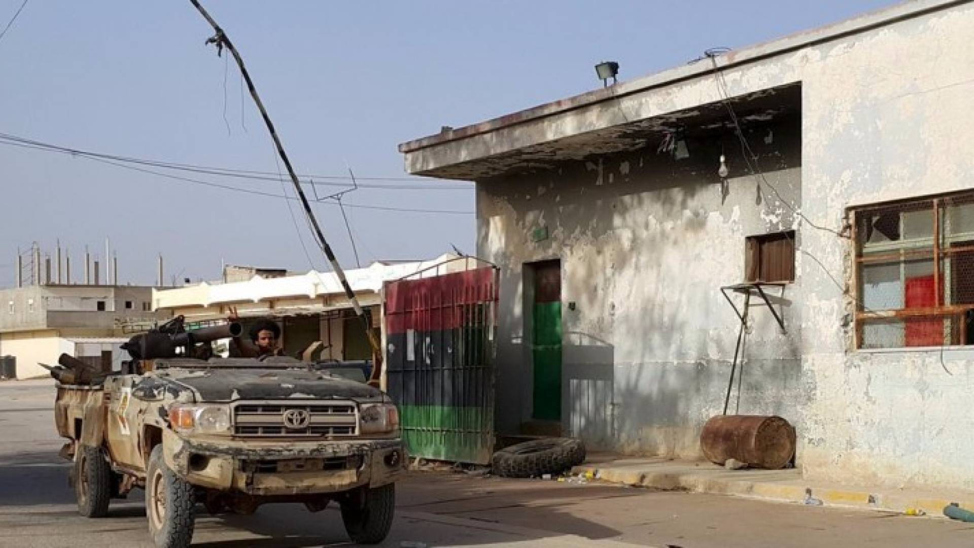 الجيش الليبي يحاصر داعش بدرنة والمجلس الرئاسي يرحب