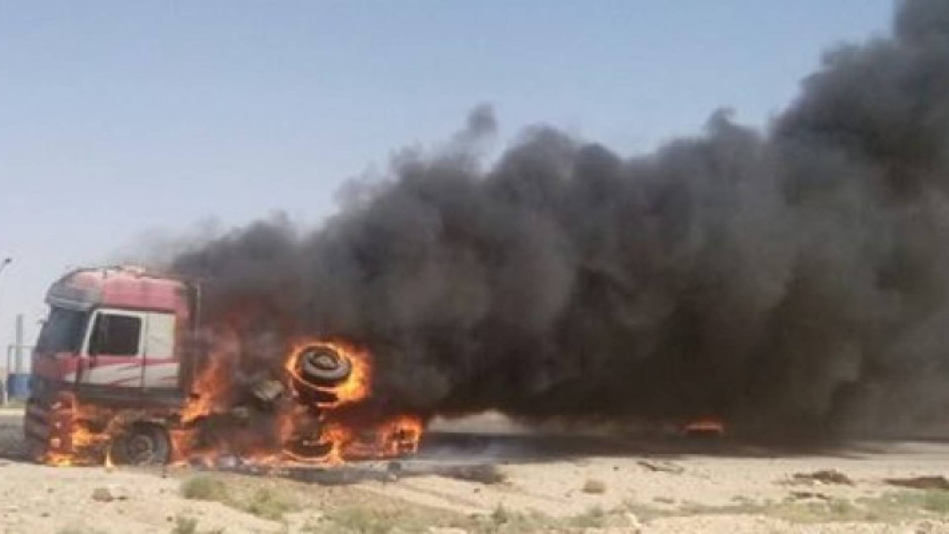احتراق شاحنة بسبب انفجار احدى اطارتها على الطريق الصحراوي 