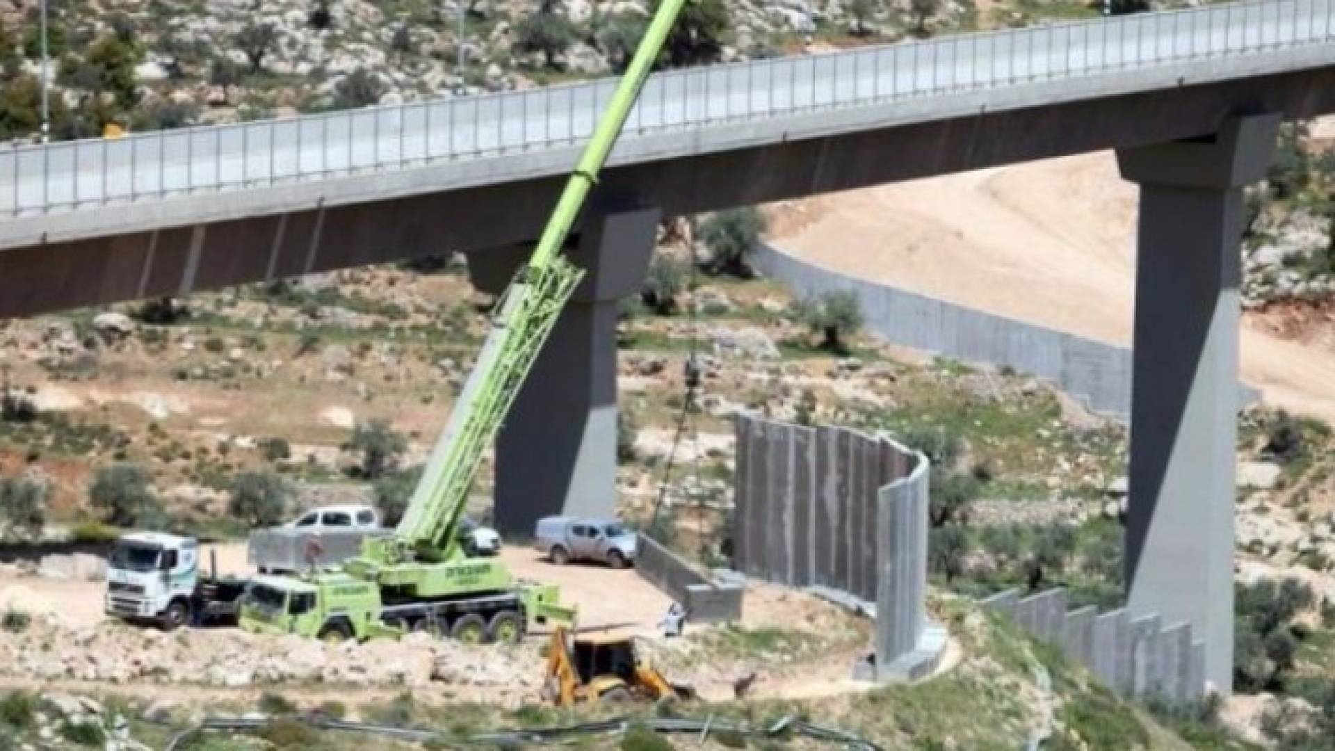 الاحتلال يبدأ ببناء جدران فاصلة على الحدود الشمالية
