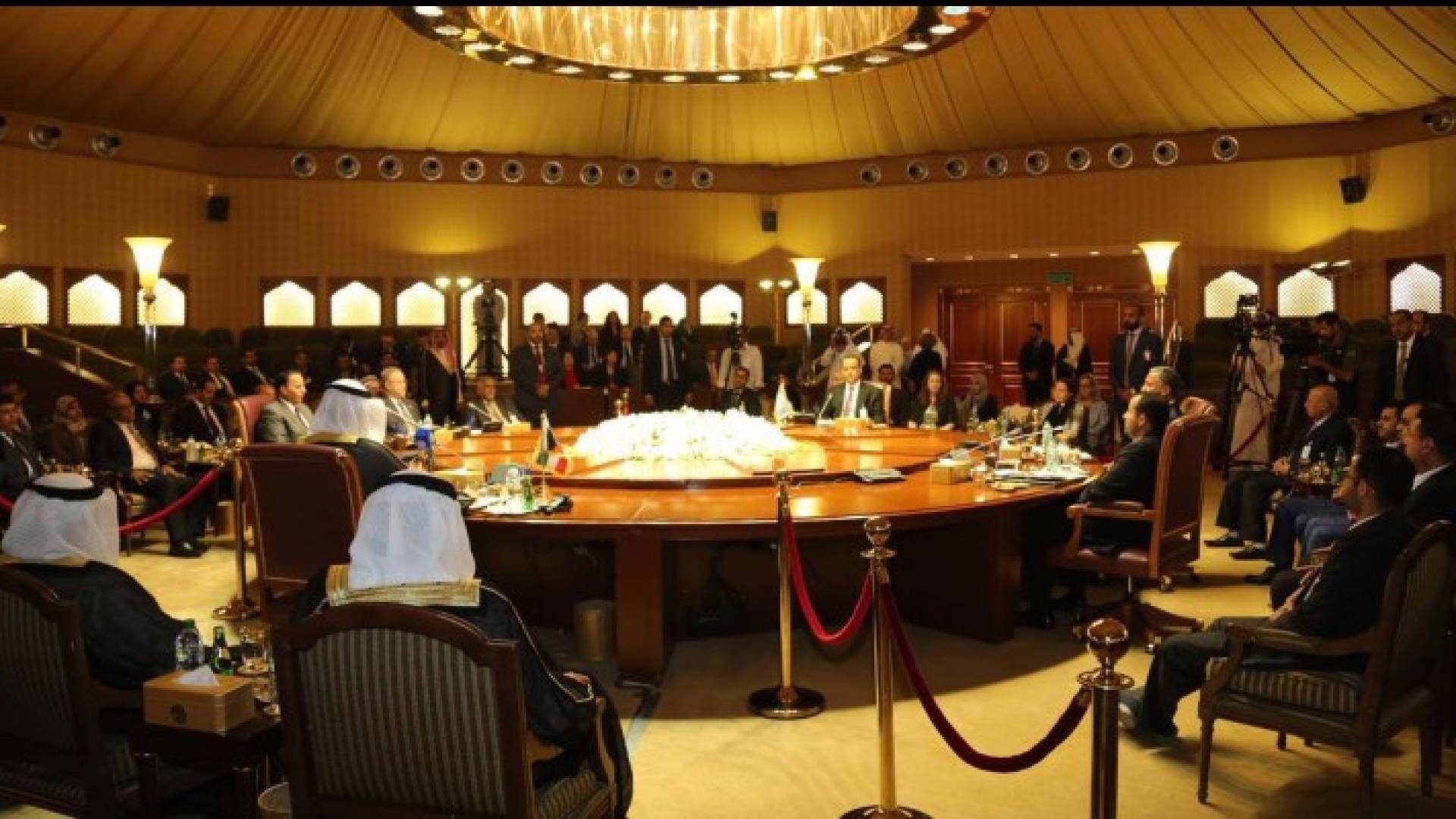 الحكومة الشرعية تستأنف محادثاتها مع وفد الحوثي وصالح