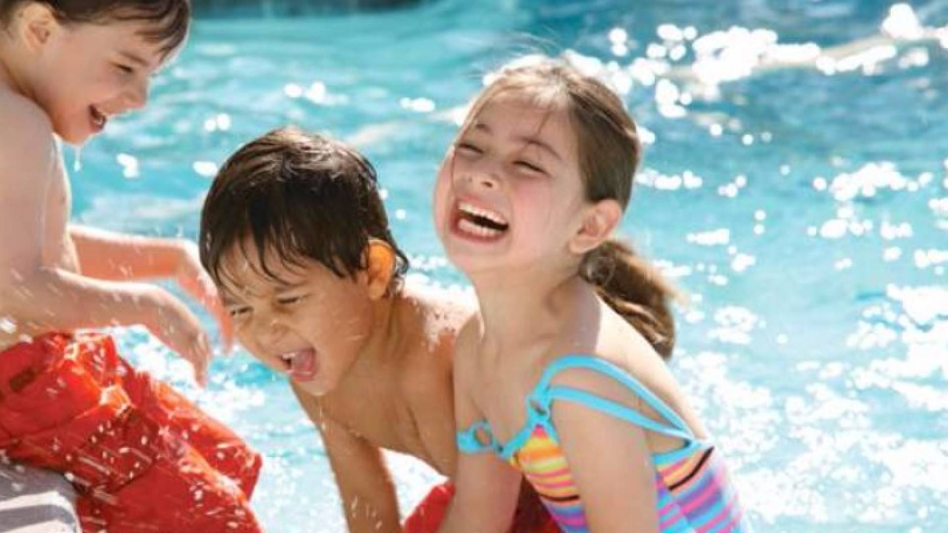 كيف تقي طفلك مخاطر حمامات السباحة‬؟