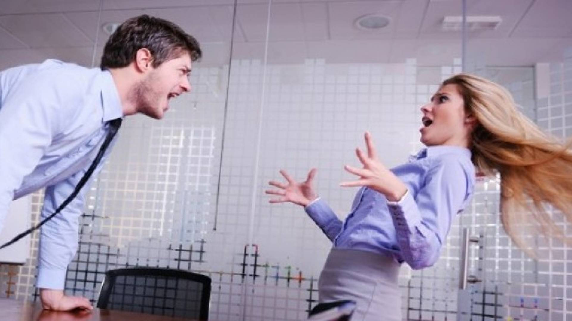  كيف تتعامل مع مشاكل الزملاء في العمل؟ - تعبيرية