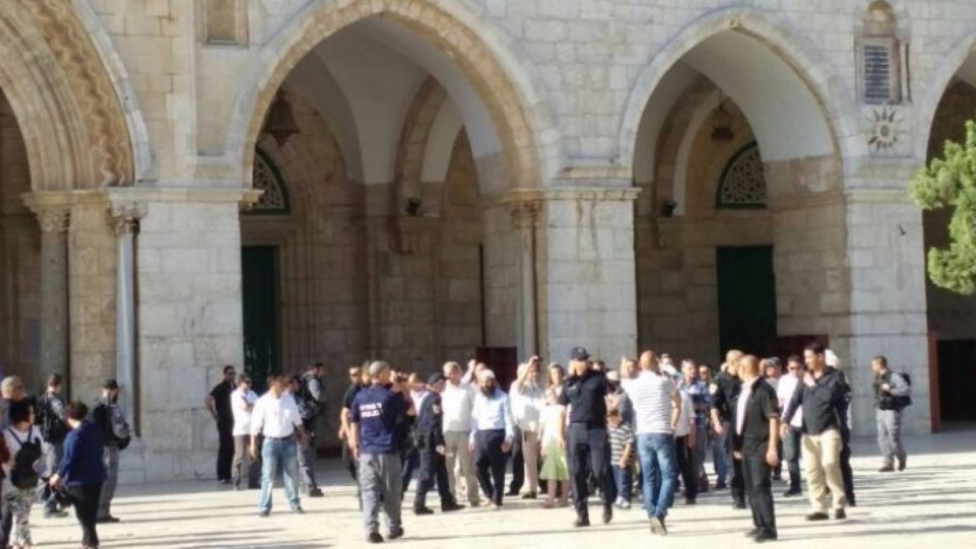 عشرات المستوطنين يقتحمون الأقصى وسط انتشار إسرائيلي مكثف