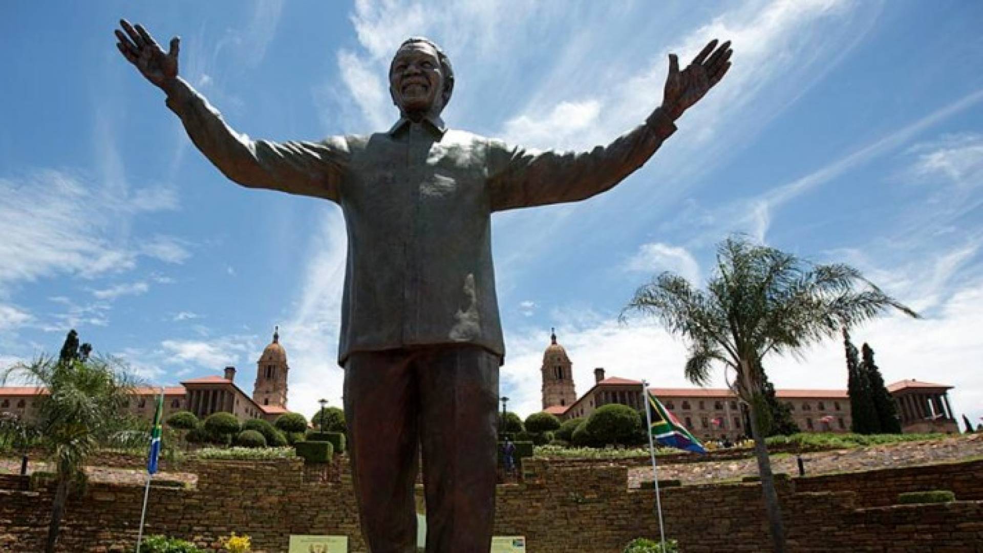 تمثال مانديلا يصل رام الله