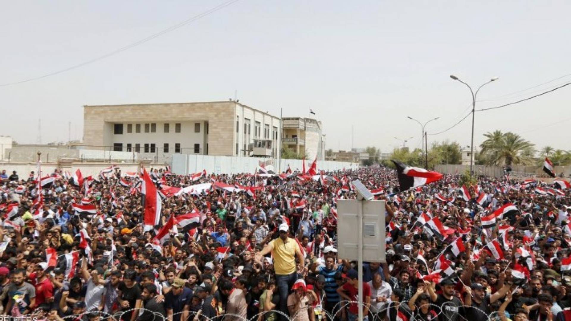 آلاف المتظاهرين من أتباع التيار الصدري على مداخل المنطقة الخضراء