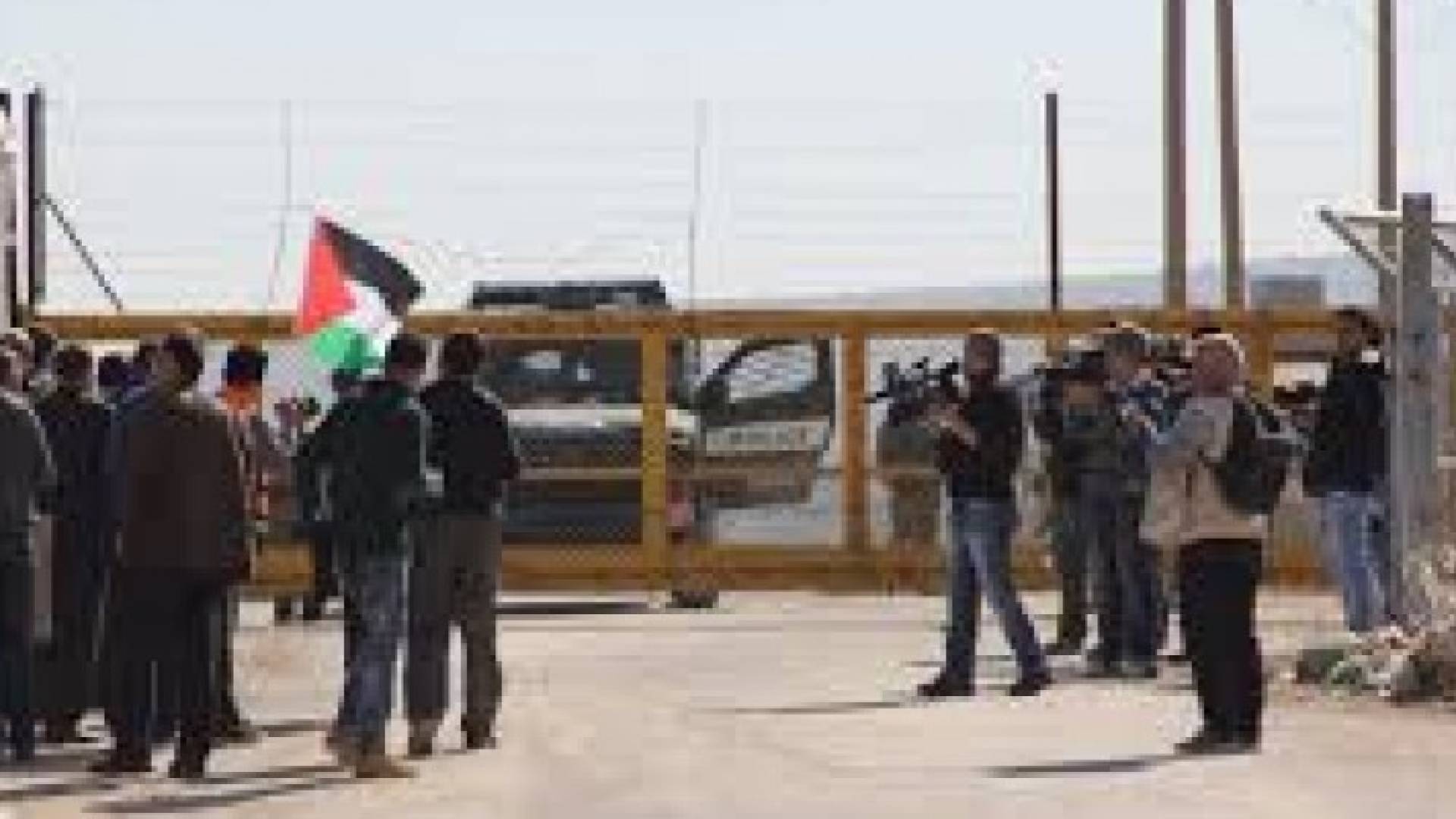 الاحتلال يقمع الصحفيين أمام "عوفر"