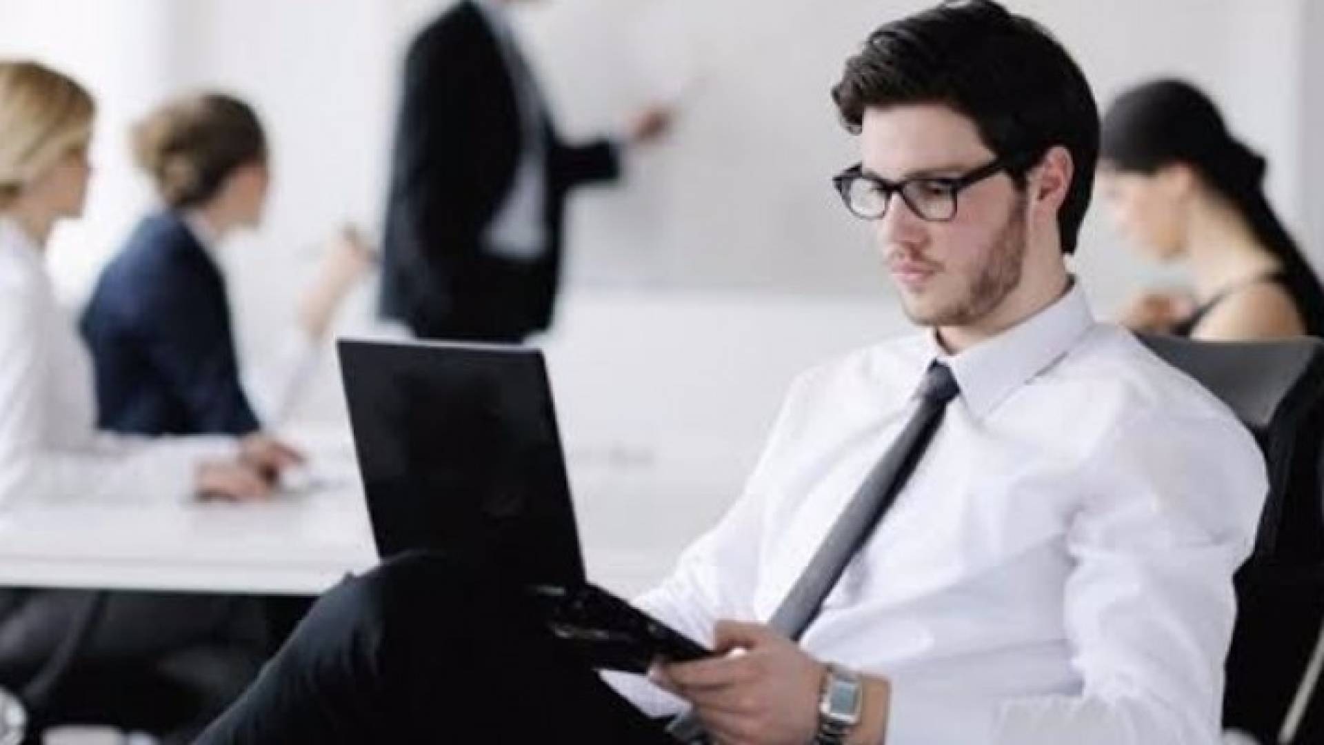 5 دقائق راحة كل ساعة قد تنقذ الموظف من الموت