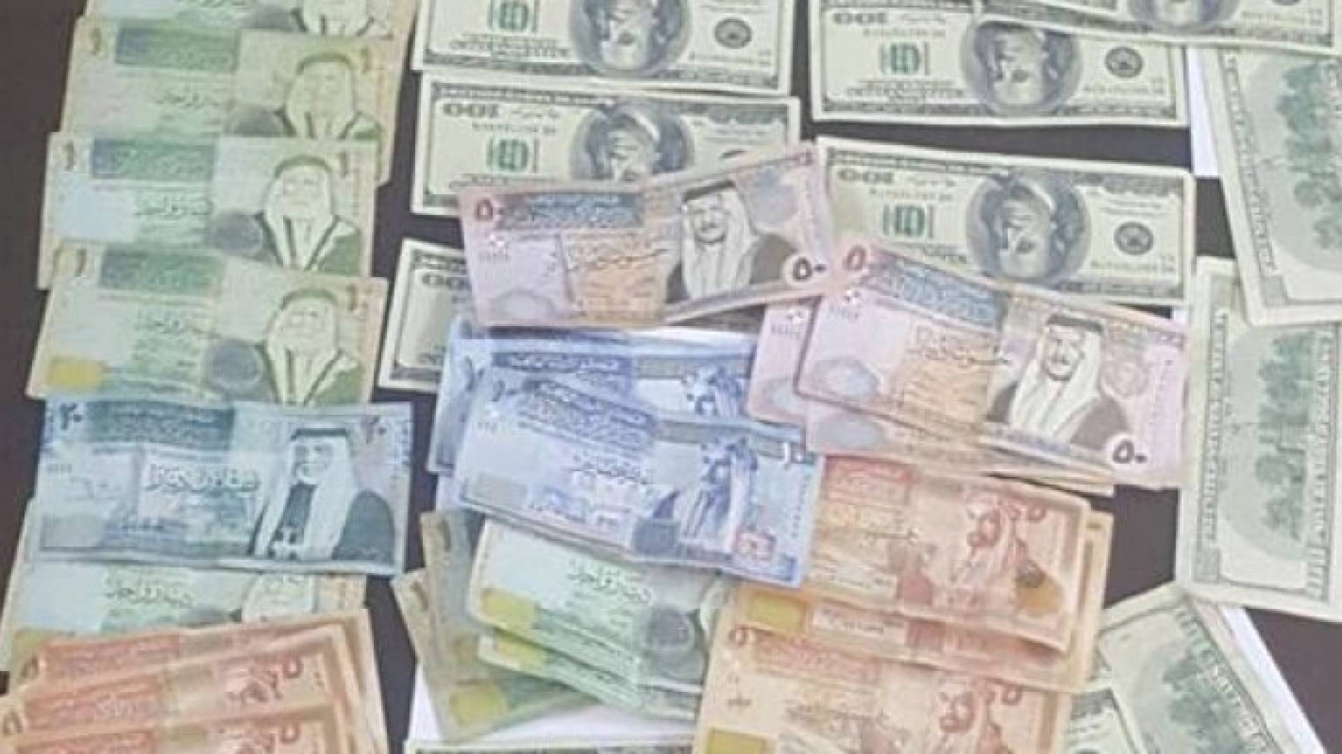 مزيفتان للعملة بقبضة الامن