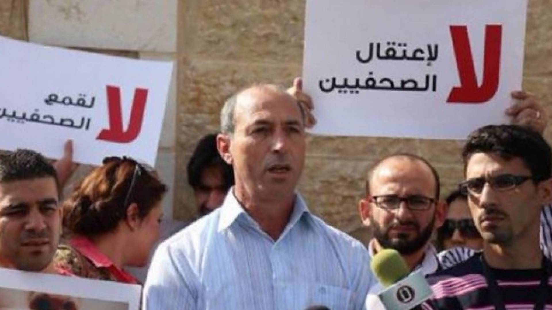الاحتلال يمدد اعتقال صحفي فلسطيني