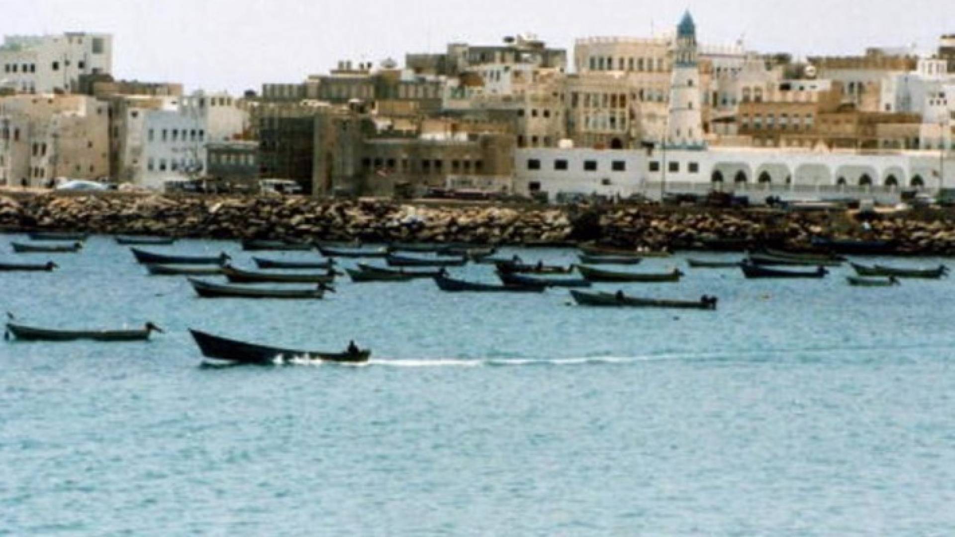 عودة الحياة لميناء المكلا واستئناف العمل بمطار الريان قريبا