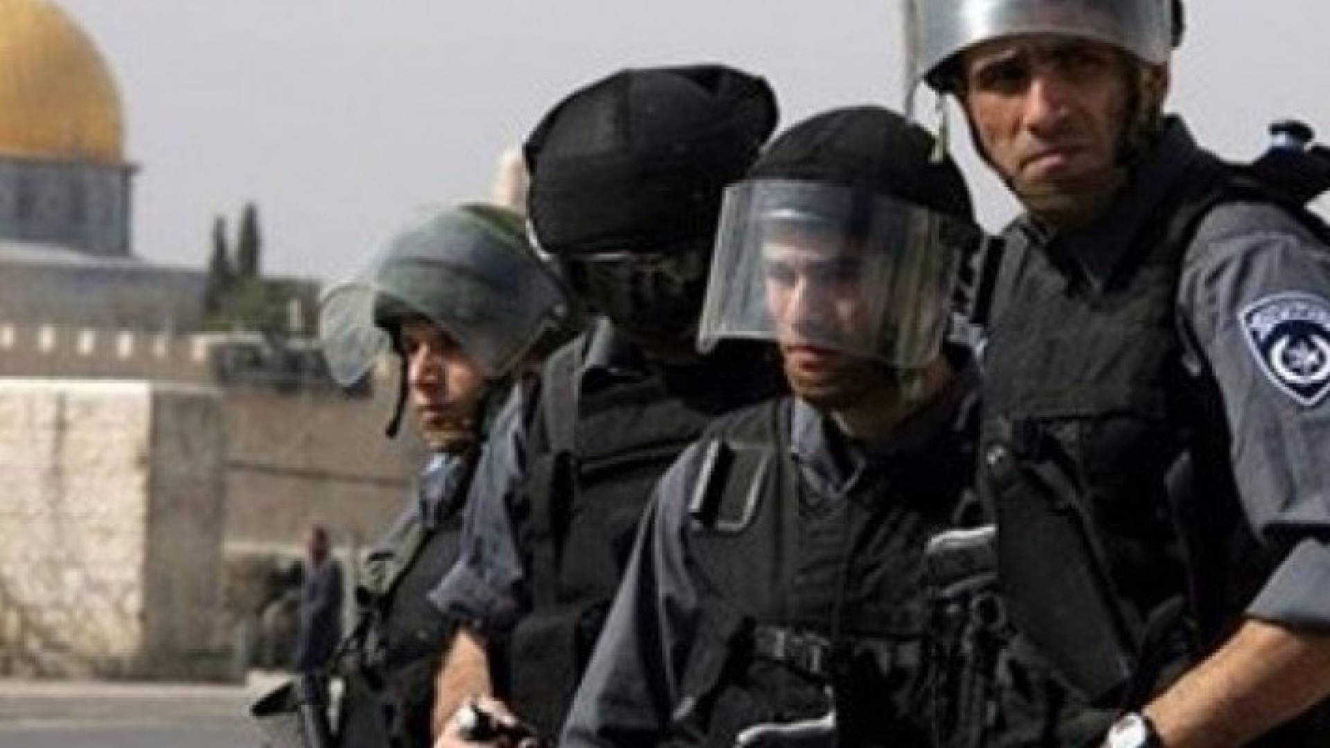الاحتلال يفرض طوقا عسكريا مشددا على الضفة والقطاع
