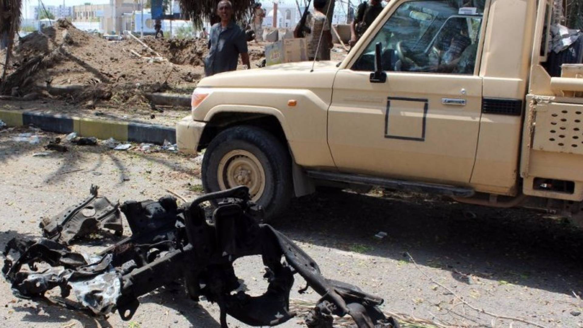 انتحاري بـ"ملابس نسائية" يفجر سيارة أمام منزل مدير أمن عدن