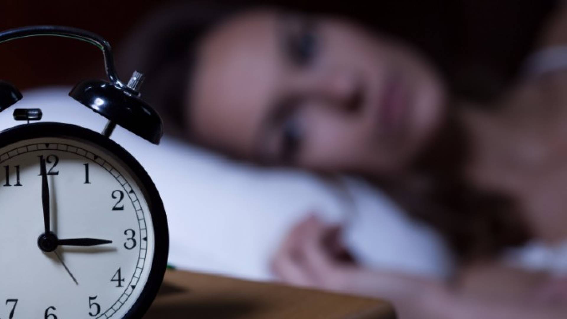 لماذا لا تنام ملء عينيك عندما تغير مكان نومك؟