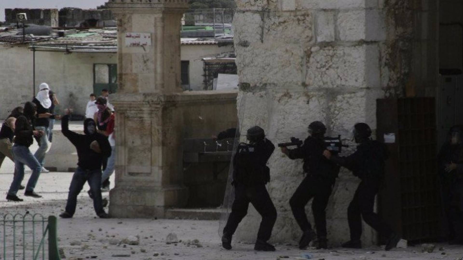 الاحتلال يعتقل عشرات الشبان بالأقصى