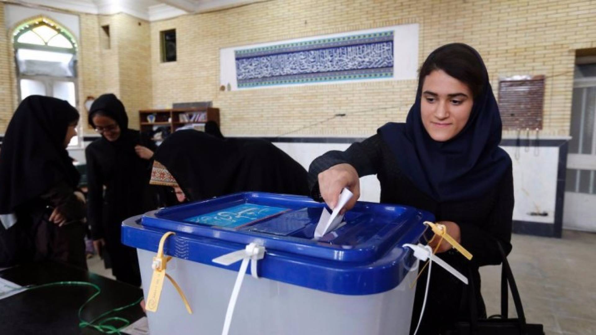 مؤيدو روحاني يحسمون الجولة الثانية بالانتخابات الإيرانية