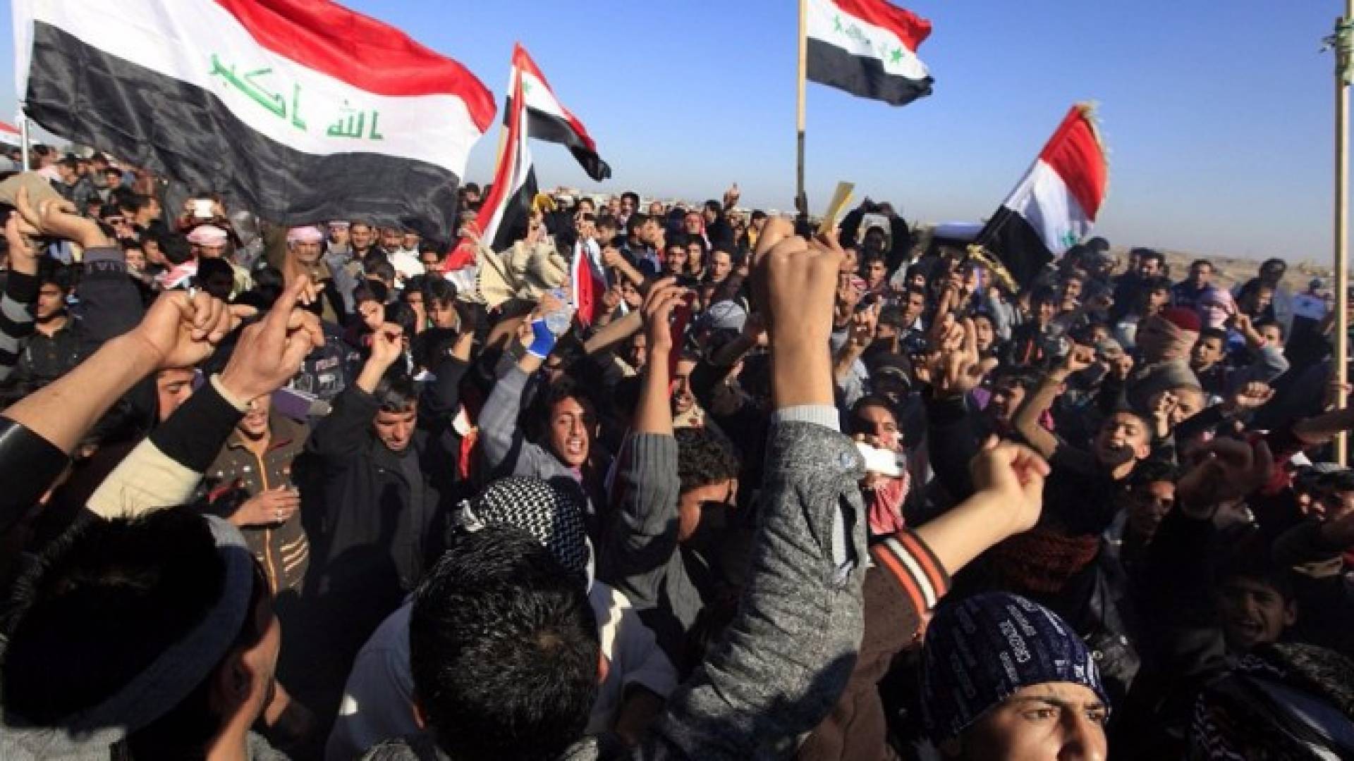 متظاهرون يقتحمون البرلمان العراقي .. فيديو