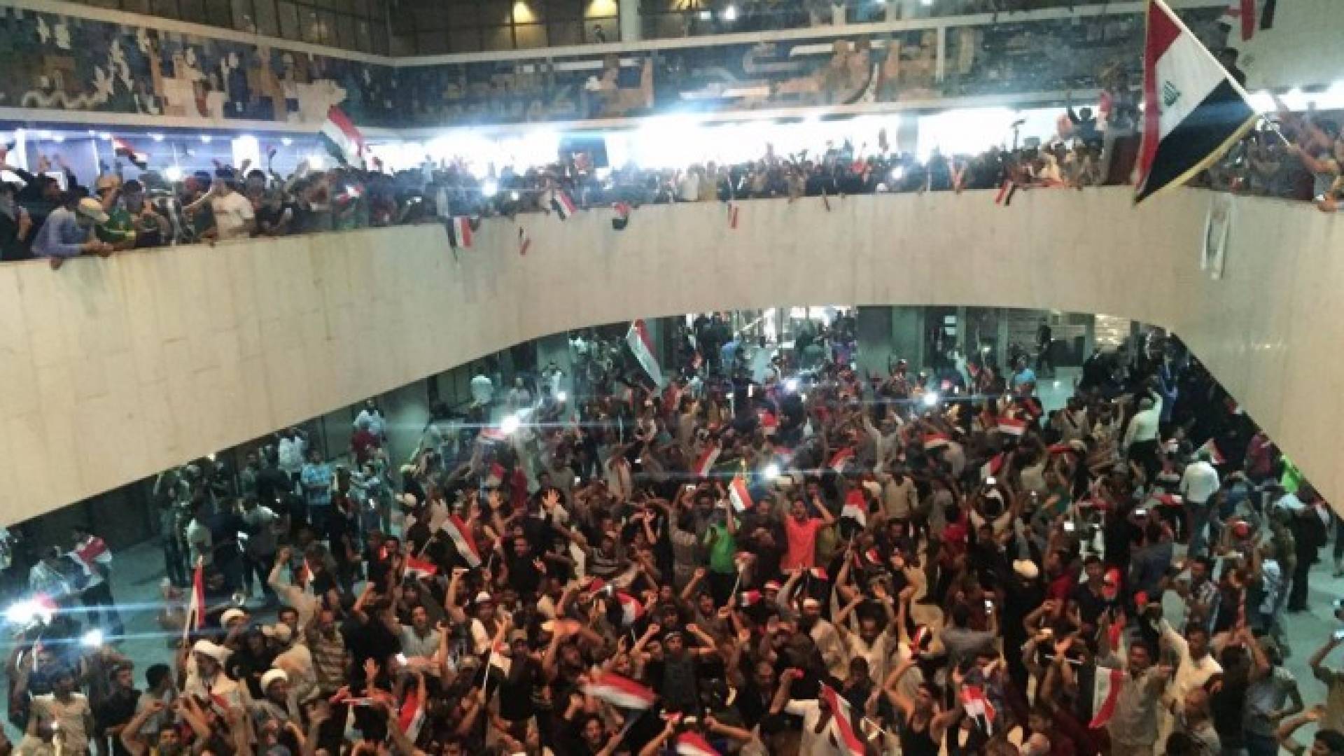 إعلان " الطوارئ القصوى " في بغداد بعد اقتحام المنطقة الخضراء