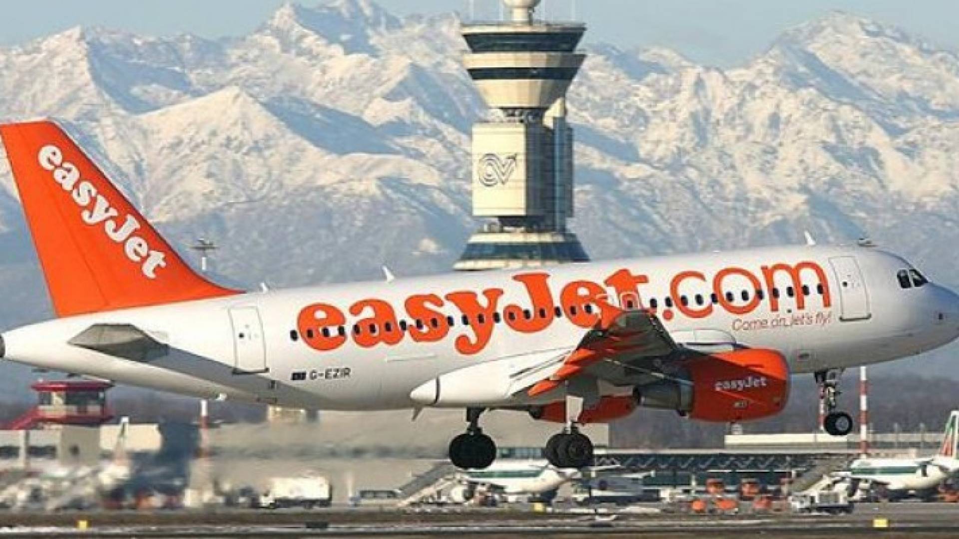 أغرب احتفال بعيد الميلاد لسيدتين في الجو 