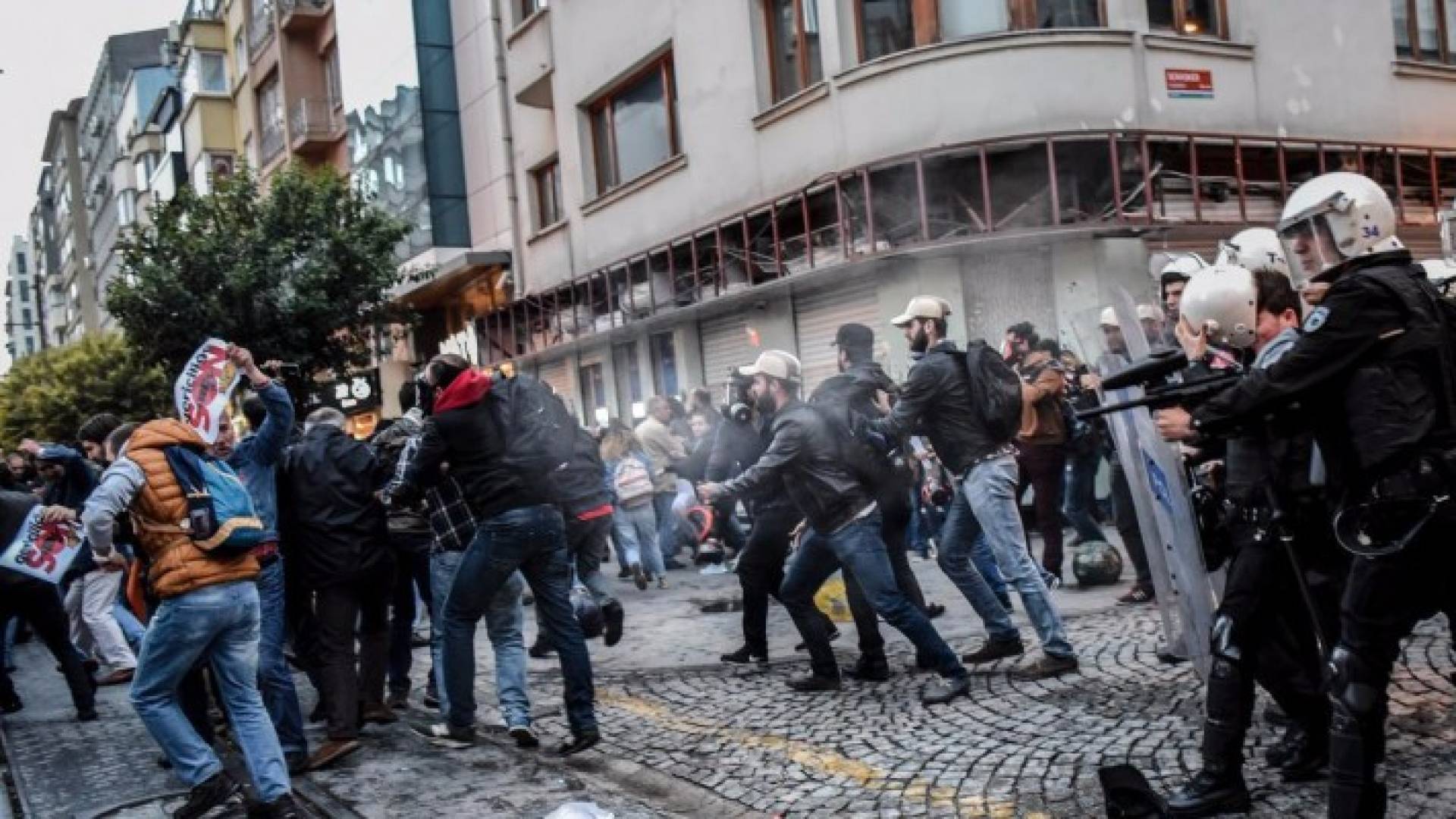 اشتباكات باسطنبول وسيارة ملغمة تستهدف غازي عنتاب