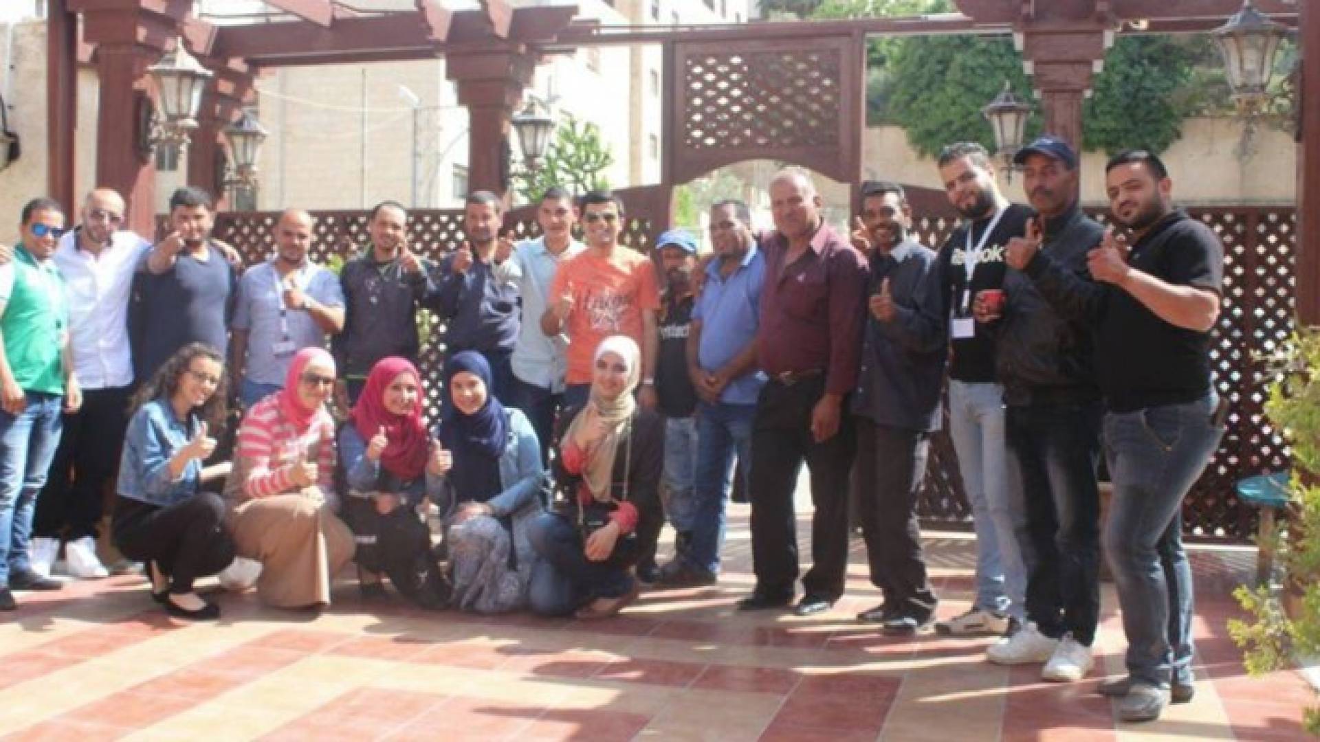 فريق متطوعو الاردن يدعون عمال الوطن لتناول الغداء