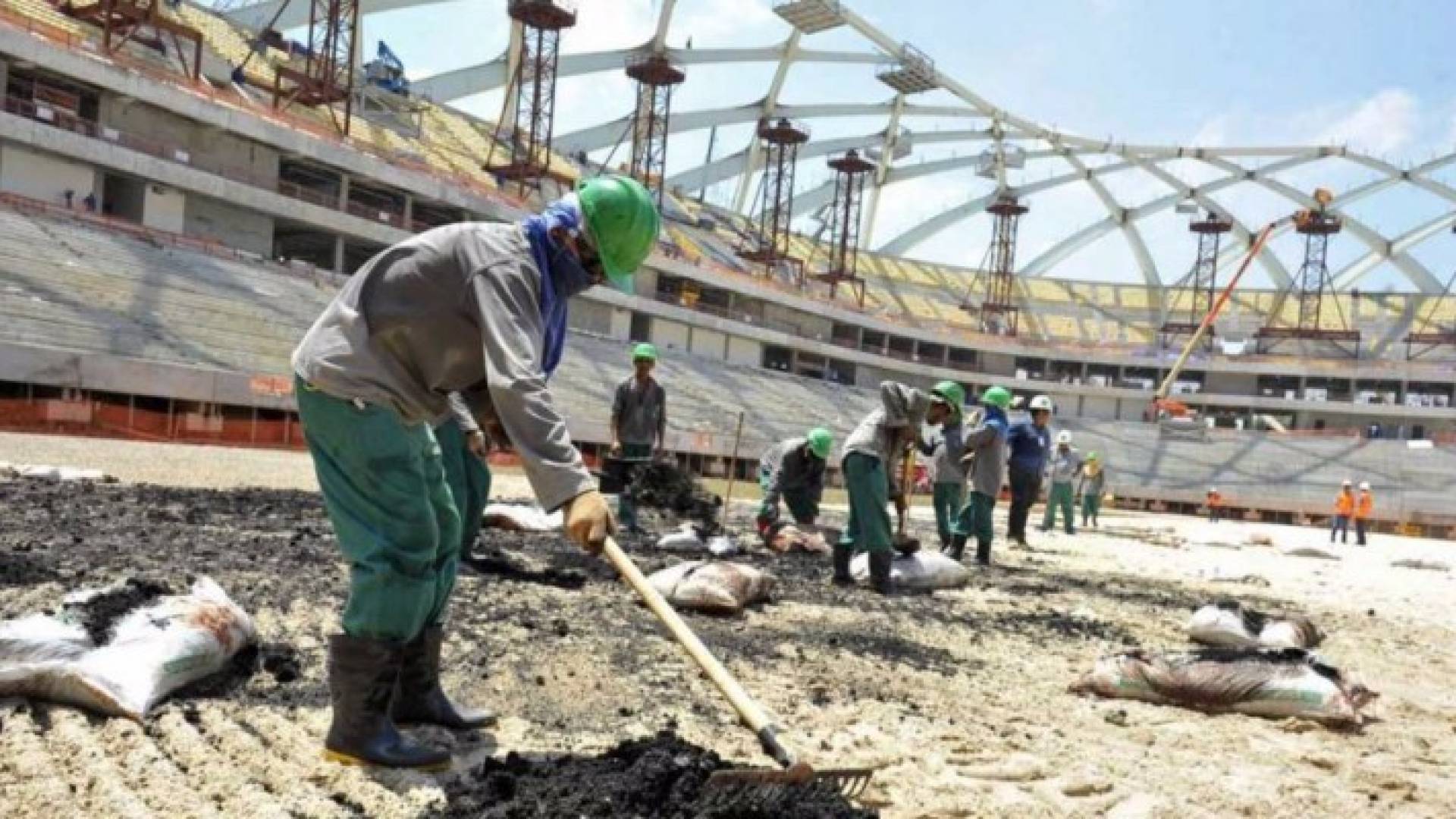 قطر تحقق في وفاة عامل بأحد مواقع استضافة كأس العالم لكرة القدم