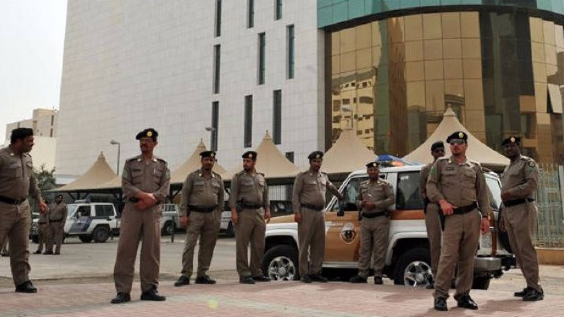 السعودية: إقناع مطلوب بعدم تفجير نفسه والاستسلام