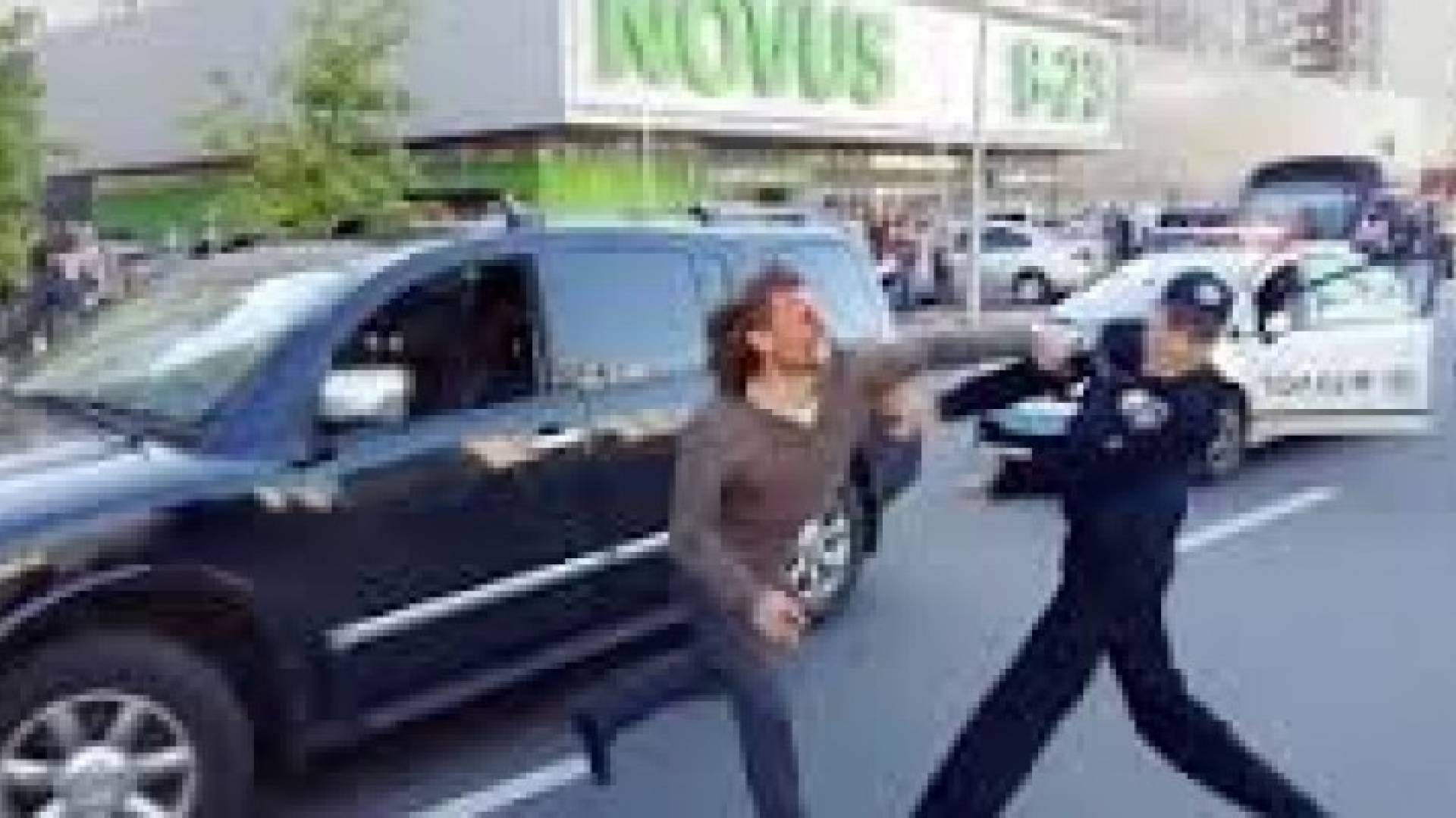 بالفيديو: مصارع يقاتل 7 رجال شرطة بمفرده