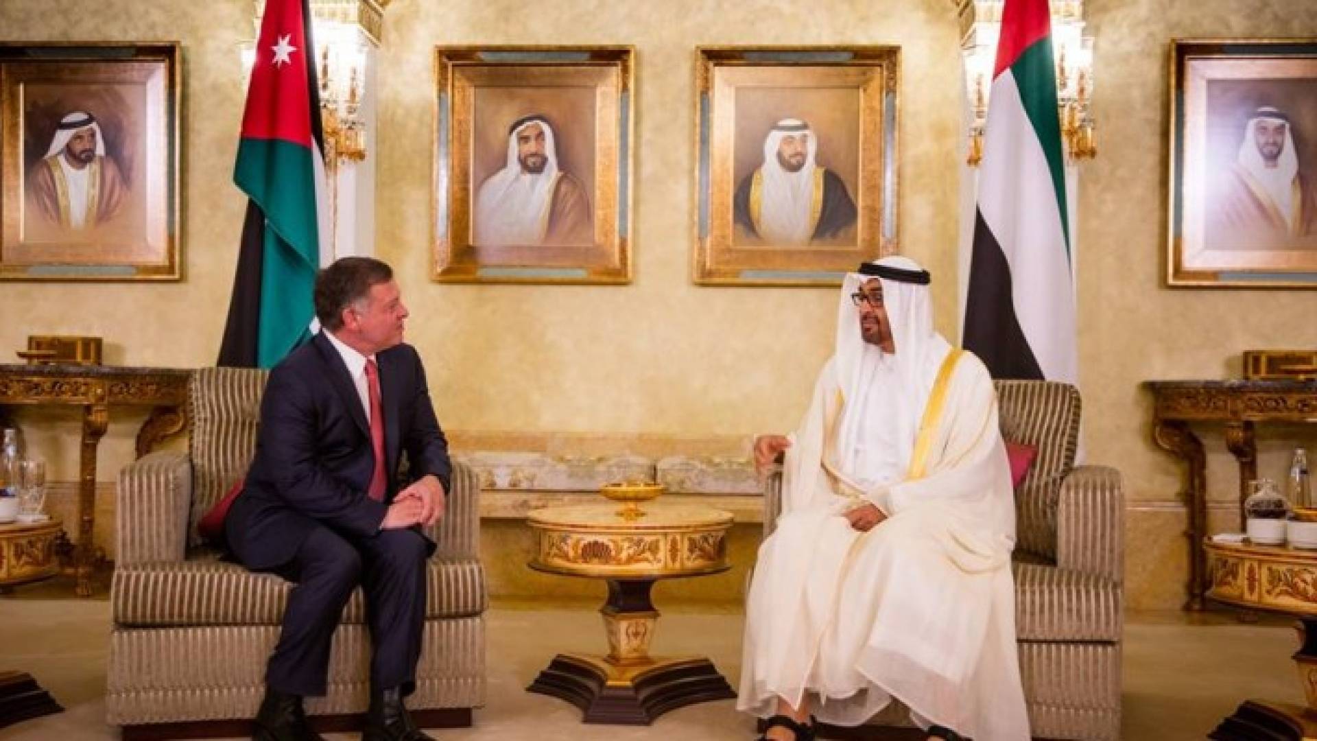 الملك يؤكد من أبو ظبي على أهمية إدامة التنسيق والتشاور السياسي للتعامل مع التحديات الإقليمية