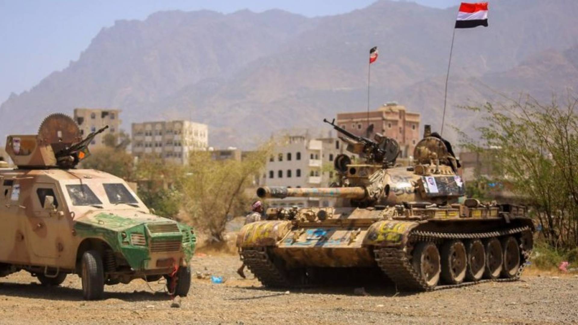 تجدد الاشتباكات في تعز والمتمردون يقصفون مناطق سكنية