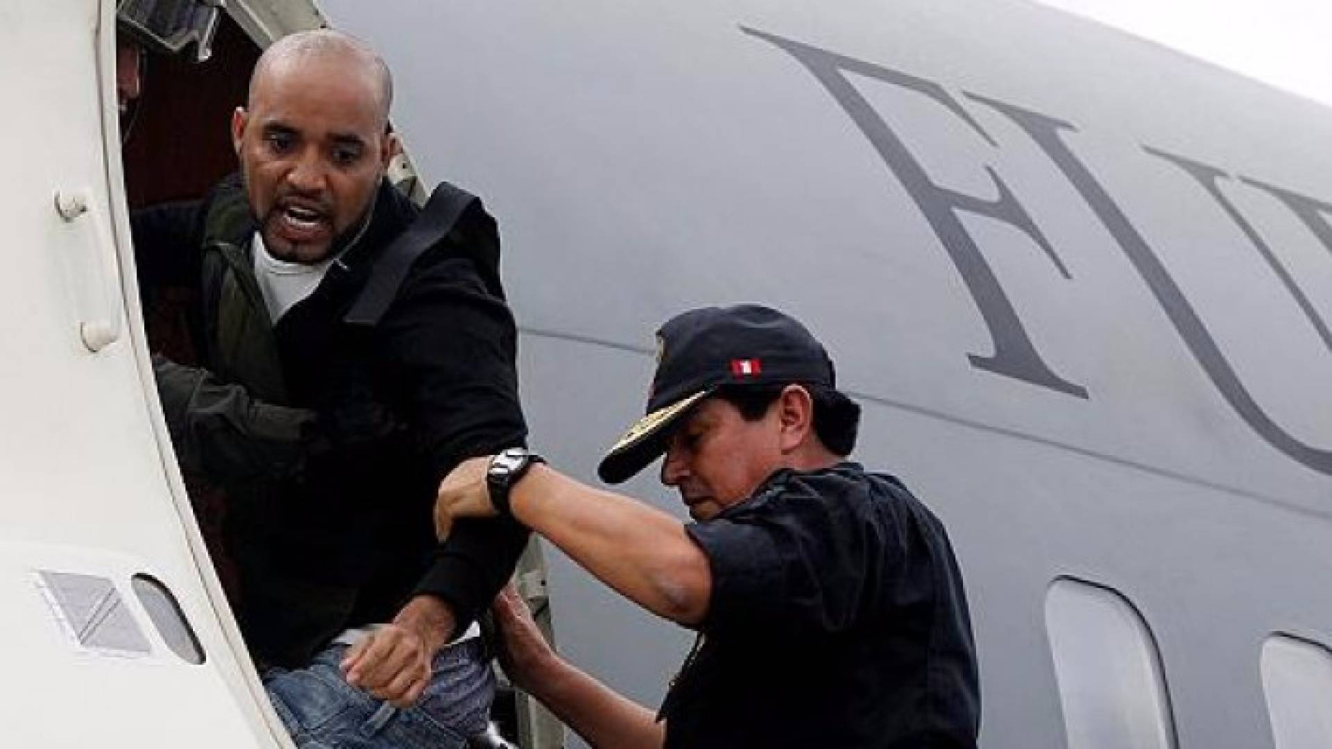 كولومبيا تسلم البيرو أحد أهم زعماء تهريب المخدرات