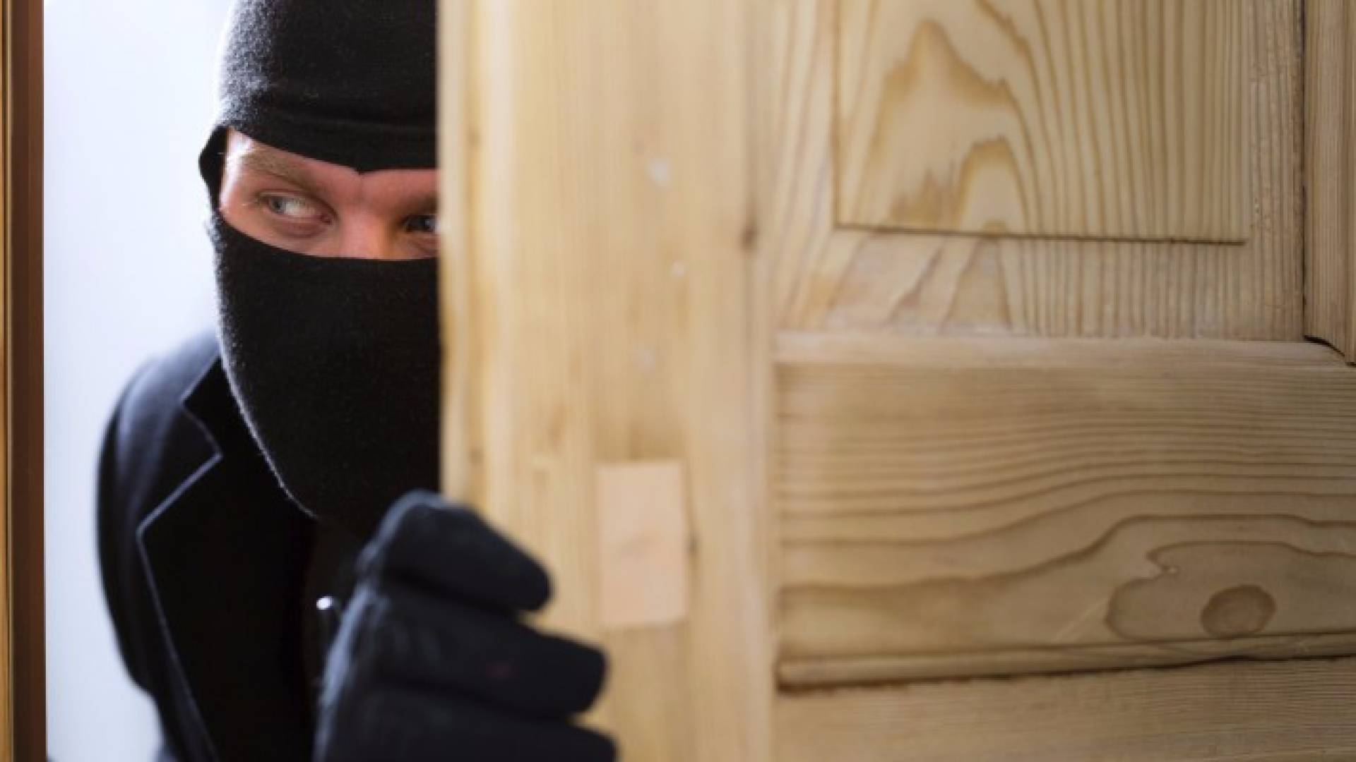 علاقة صداقة تنتهي بسرقة 139 ألف دينار