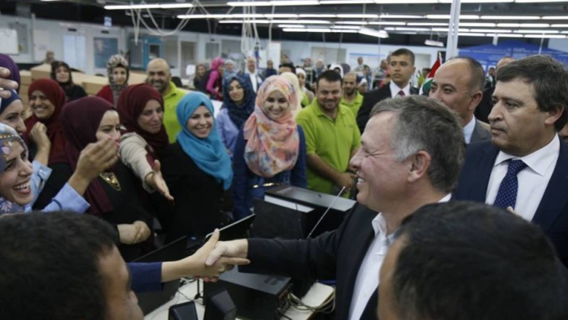 الملك يزور مصنع الصافي للألبسة