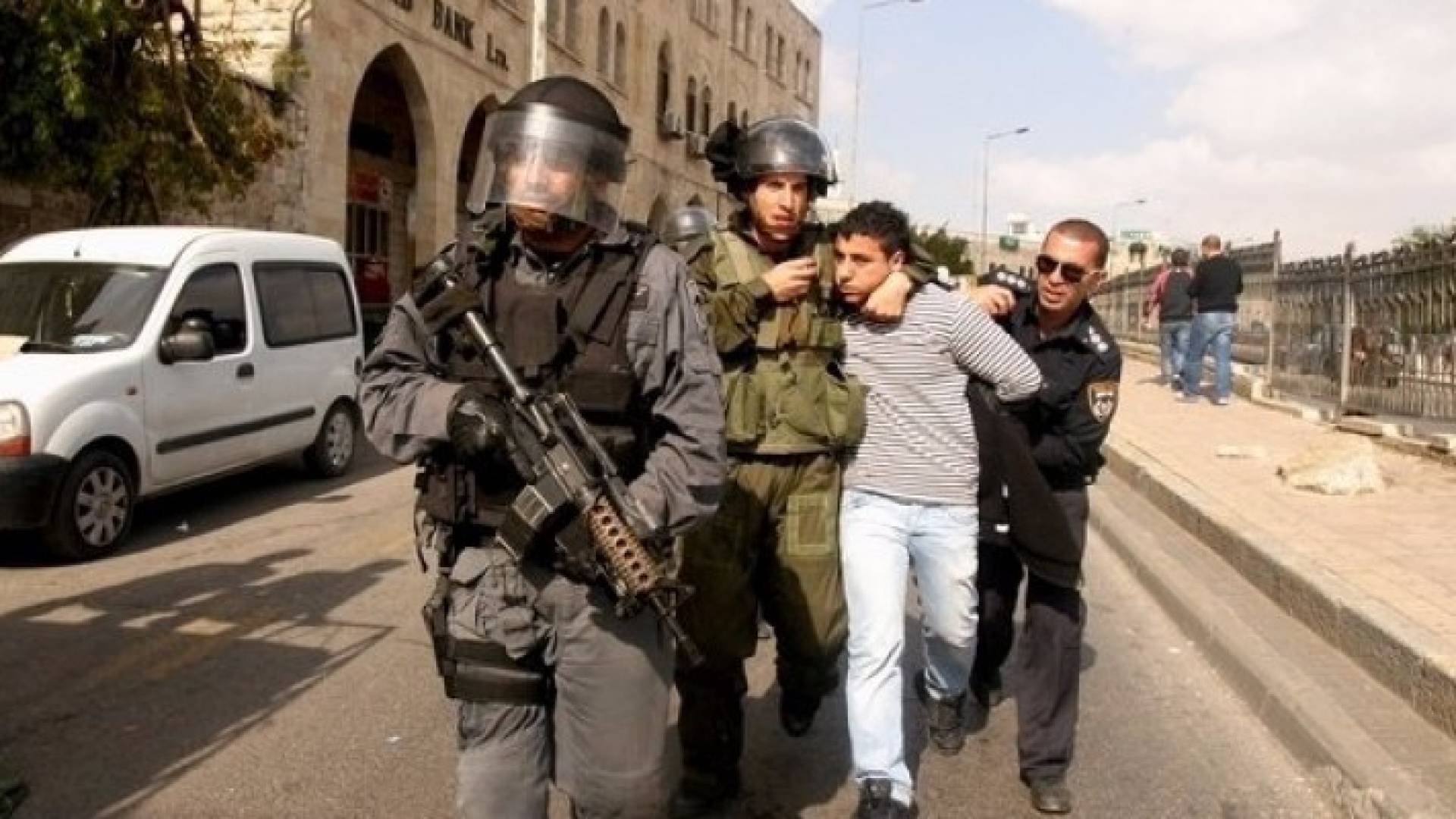اعتقال مقدسي بتهمة مساعدة شاب نفذ عملية طعن