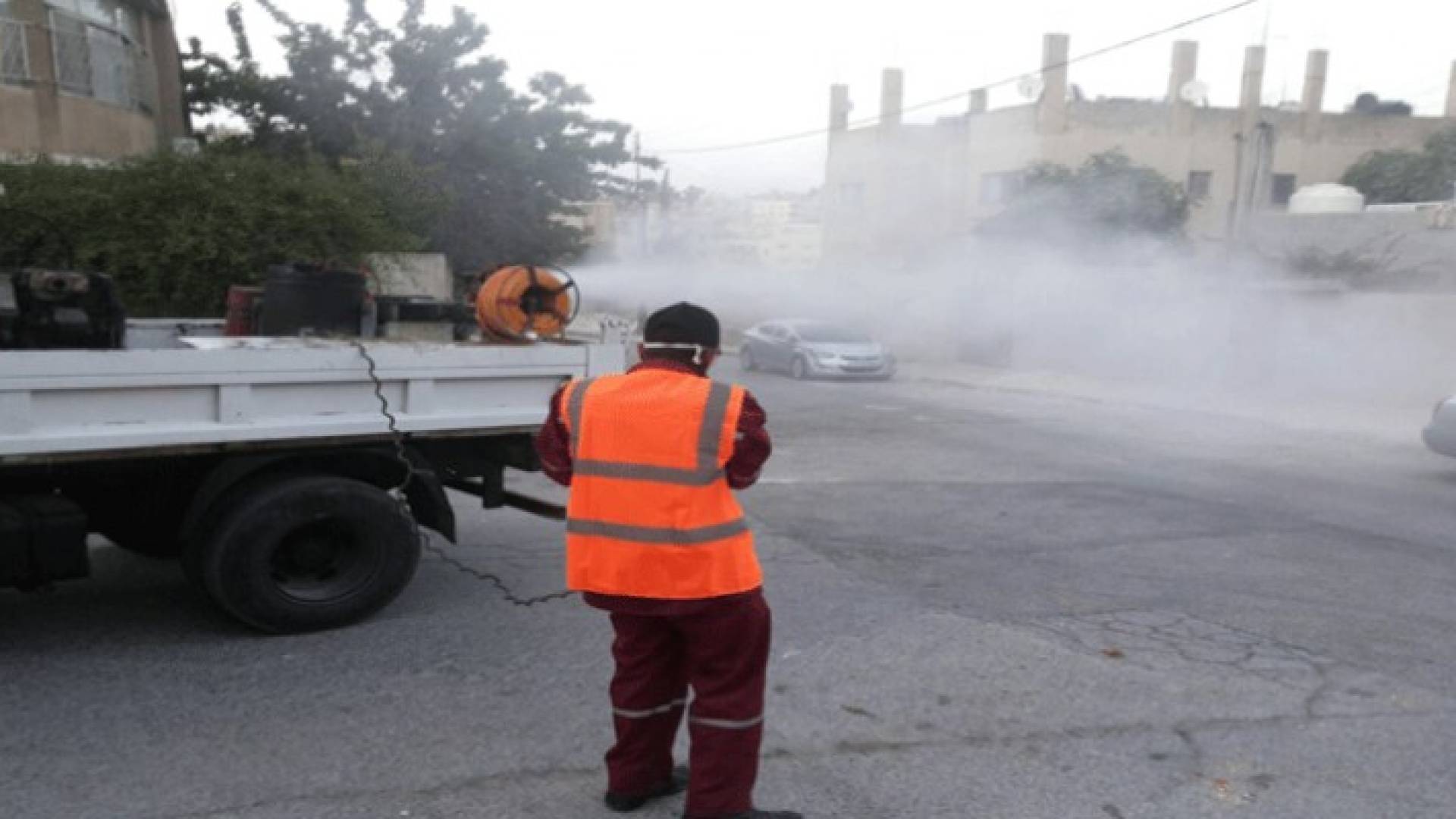 موظفوا امانة عمان يقومون بحملة لمكافحة القوارض والحشرات 