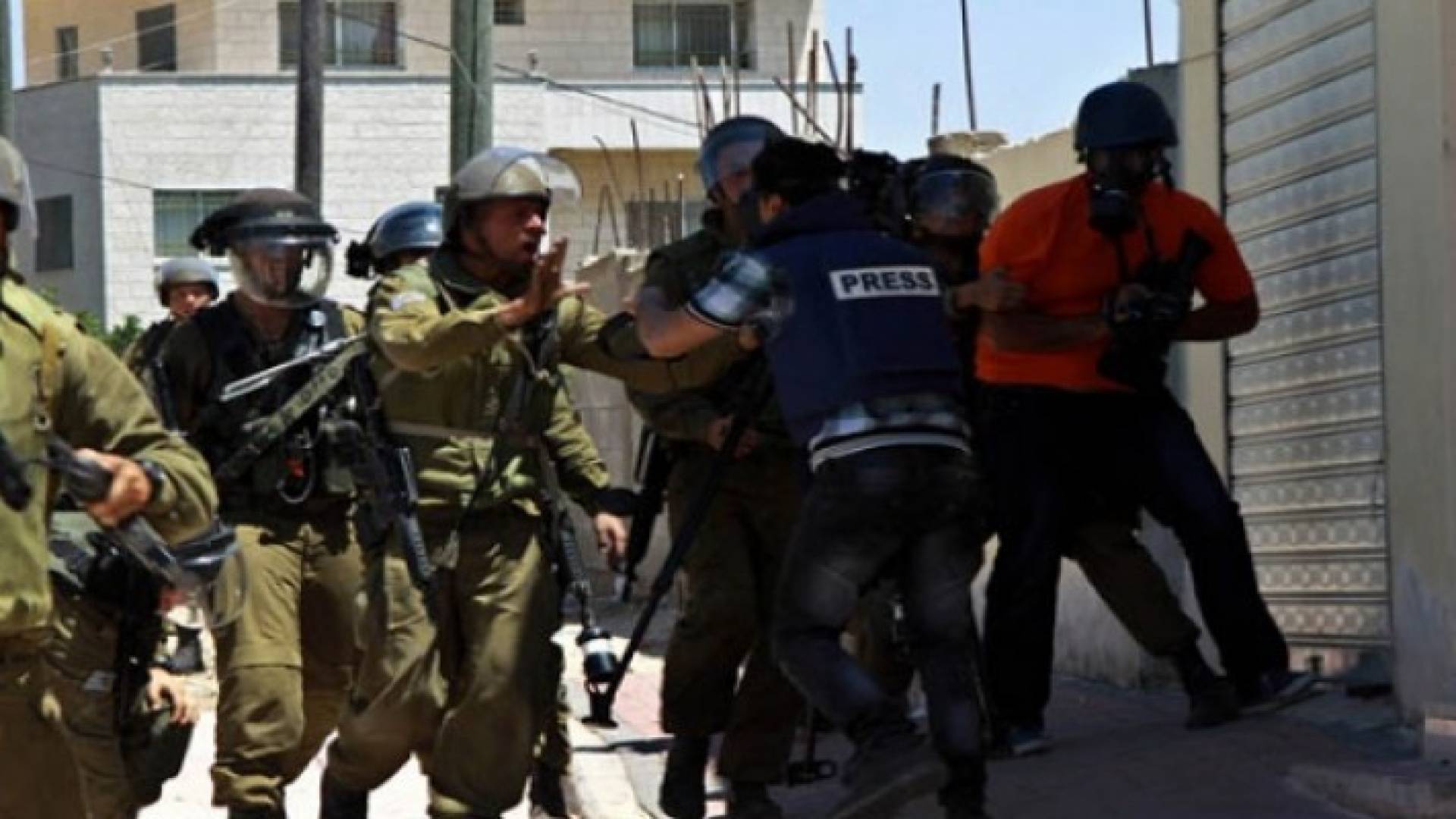إصابة ثلاثة صحفيين فلسطينيين على يد الاحتلال غرب رام الله