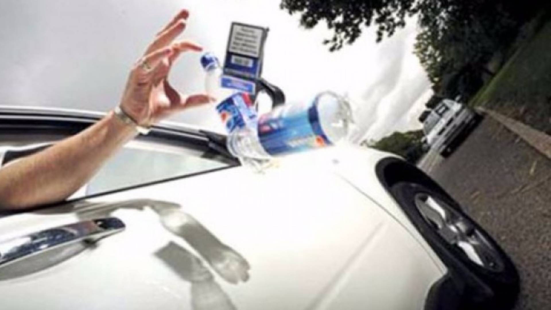 4845 مخالفة إلقاء نفايات من نوافذ المركبات