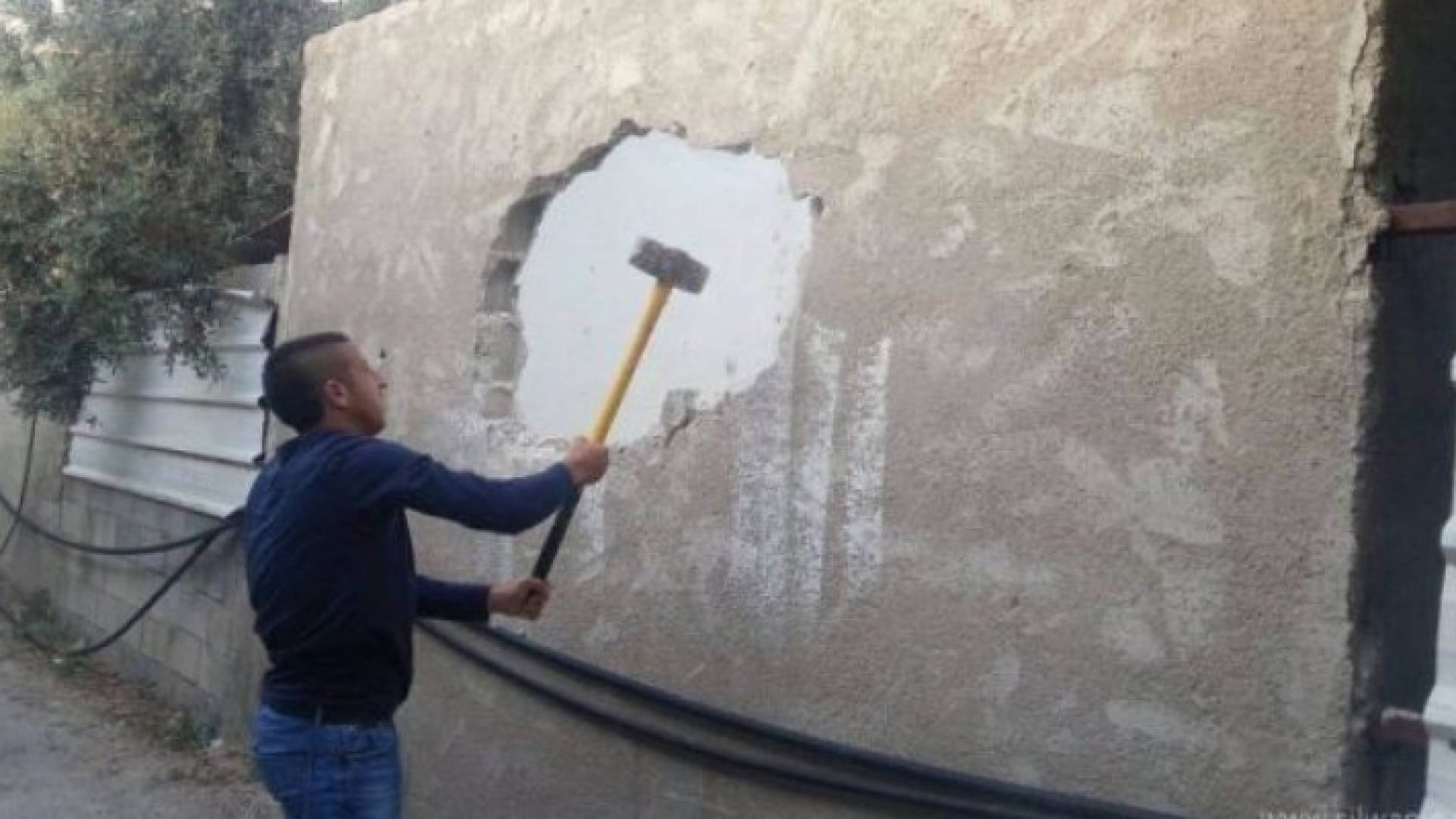 الاحتلال الاسرائيلي يجبر مقدسيا على هدم 3 مخازن