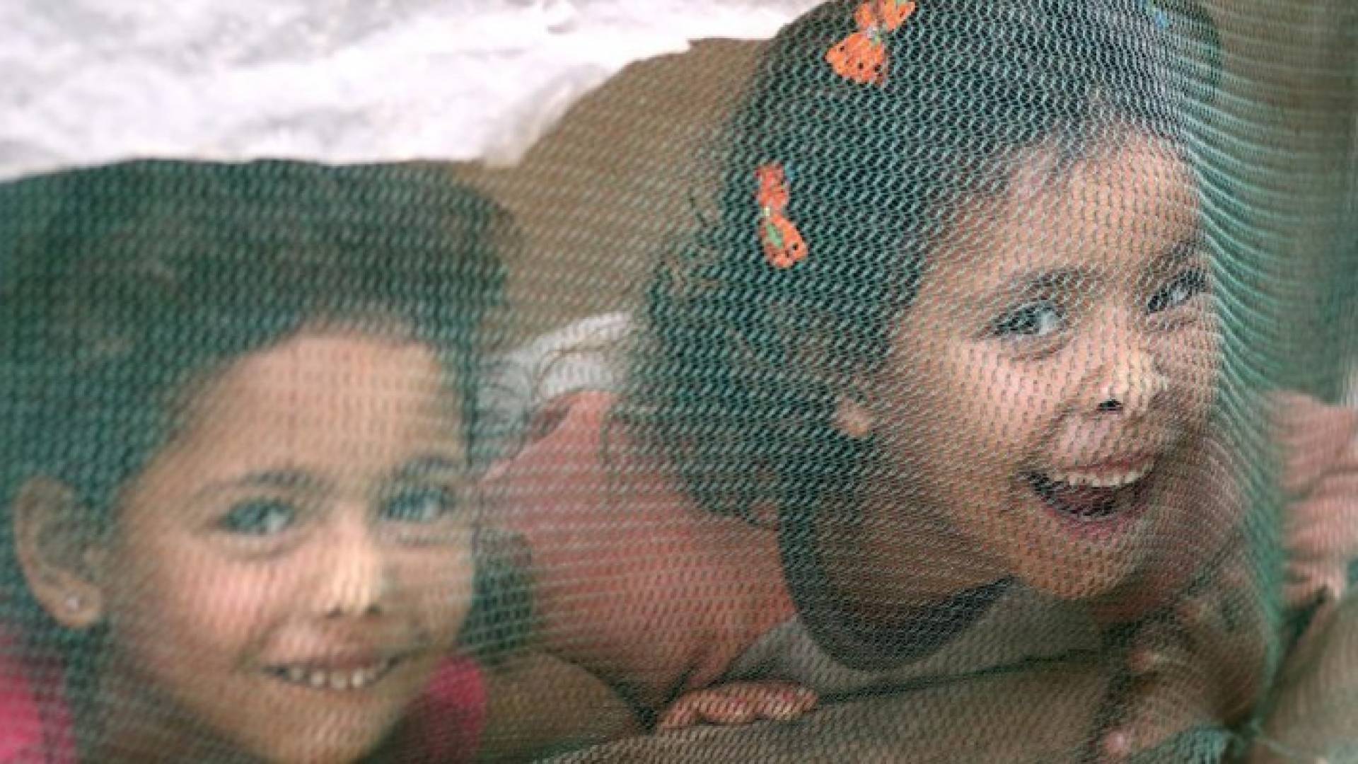  طفلتان سوريتان في مخيم لللاجئين 