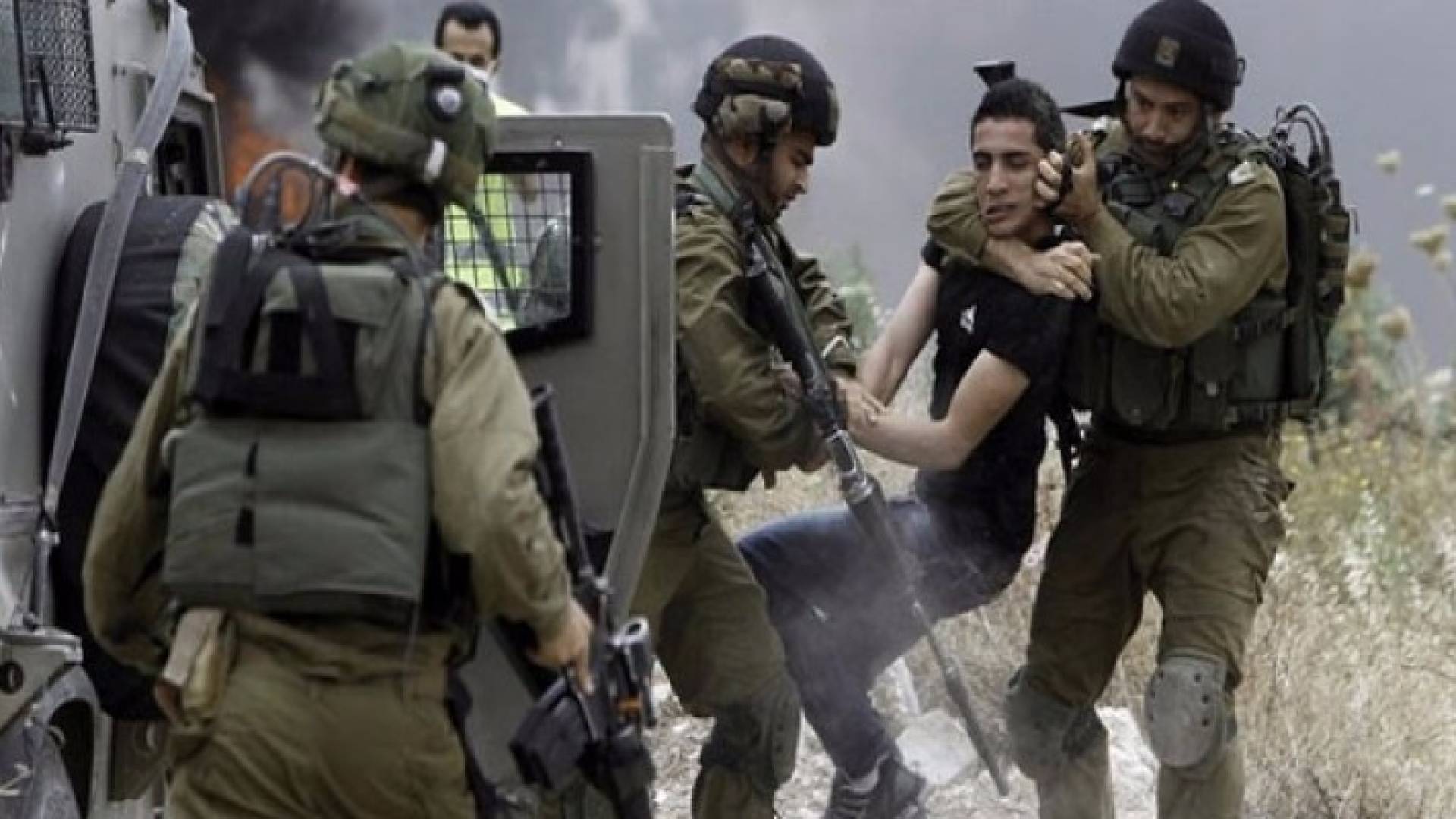 قوات الاحتلال تعتقل 10 فلسطينيين