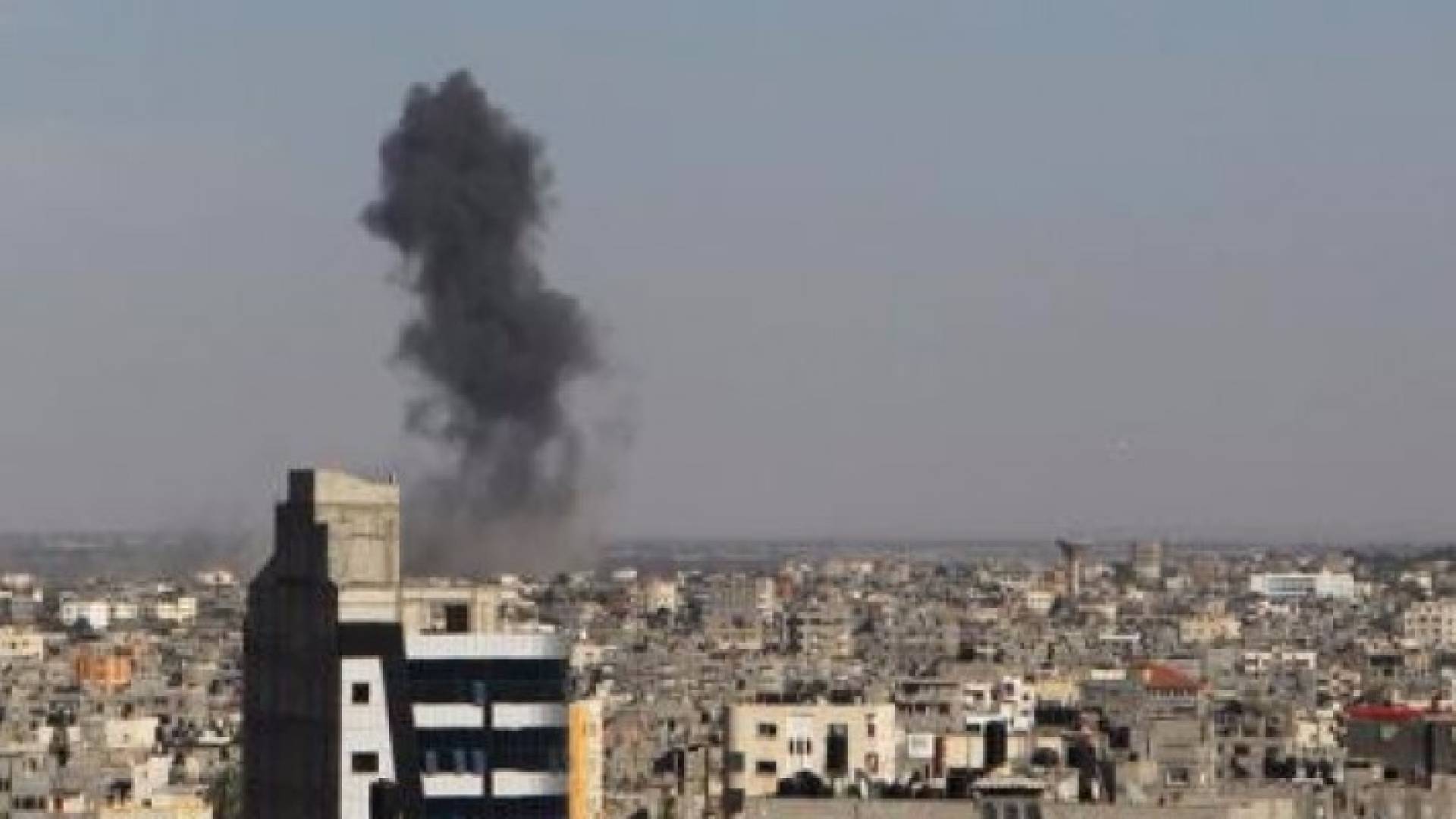 شهيدة وجريح جراء قصف طائرات ومدفعية الاحتلال جنوب قطاع غزة