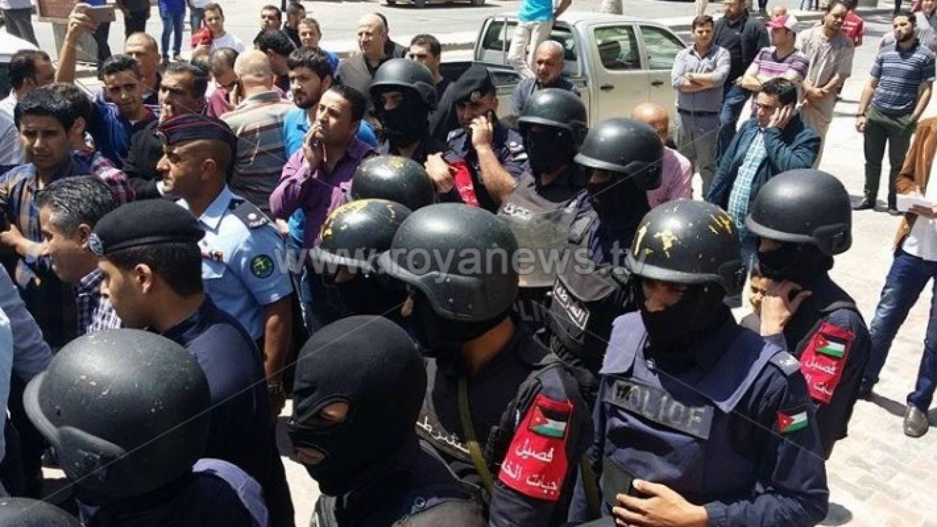 بالفيديو والصور : الأمن يفض وقفة احتجاجية في اربد