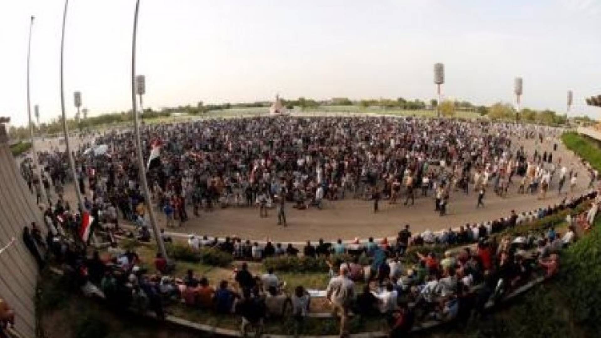 أتباع رجل الدين الشيعي مقتدى الصدر في المنطقة الخضراء ببغداد