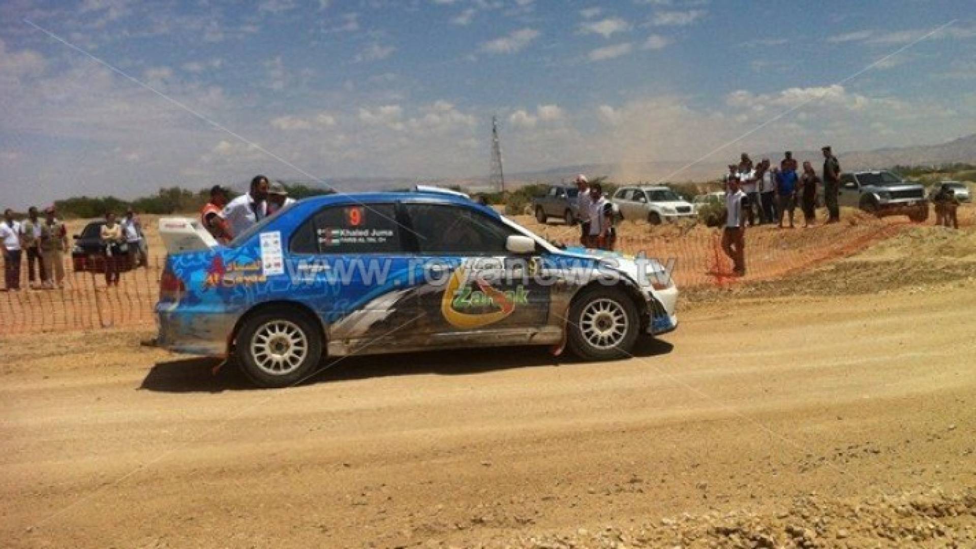 البطل الأردني جمعة يصلح سيارته بعد تعطلها ليكمل المراحل الختامية لرالي الأردن