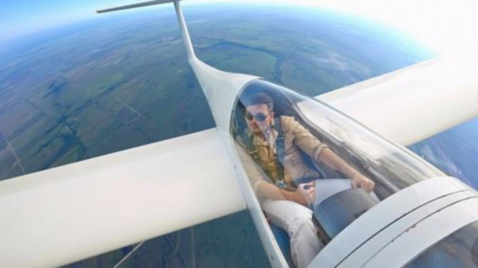 طيار يستكشف الأرض