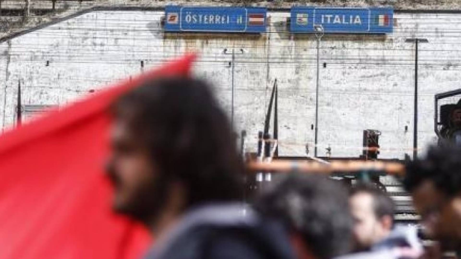 المئات يحتشدون رفضا لقيود مزمعة على معبر حدودي بين إيطاليا والنمسا