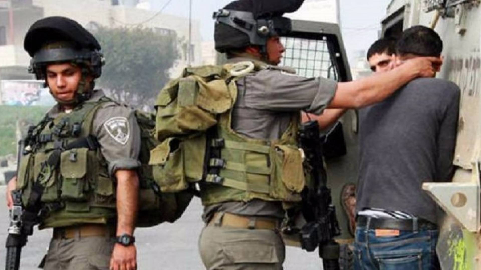 قوات الاحتلال تعتقل ثلاثة في الضفة