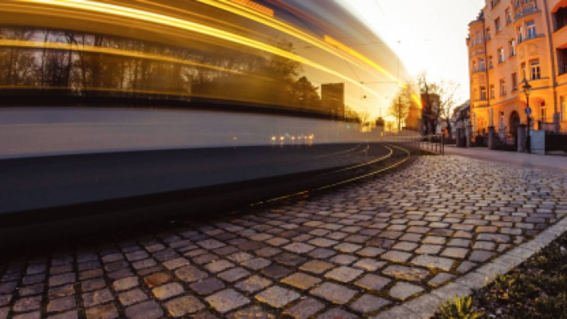 فيديو: حماية للمهووسين بهواتفهم الذكية.. مدينة تضع إشارات المرور على الأرصفة