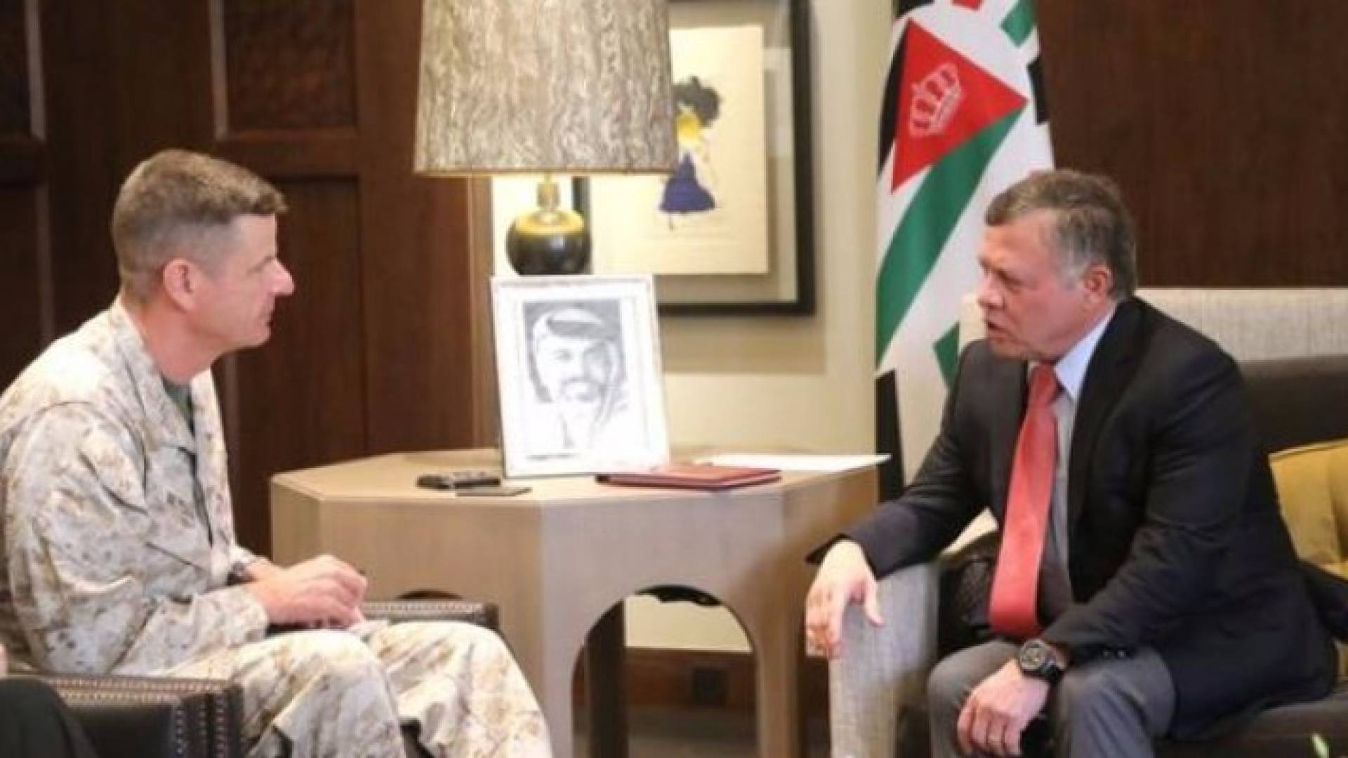 الملك يستقبل قائد قوات مشاة البحرية الأميركي